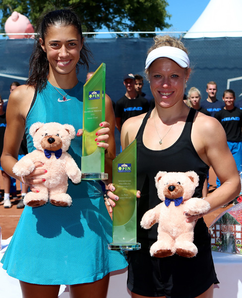 Die 17-jährige Serbin Olga Danilovic (links) setzte sich Im Finale der Reinert Open gegen die deutsche Fed-Cup-Spielerin Laura Siegemund durch.