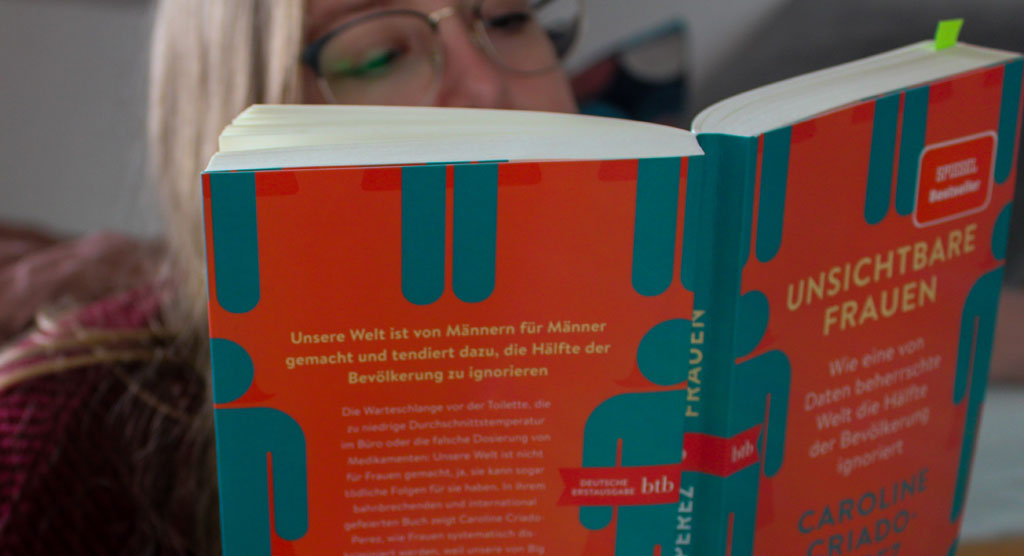 Frau liest Buch